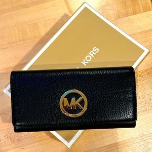 NWT Michael Kors Large Pebbled Leather Bi-fold Wallet